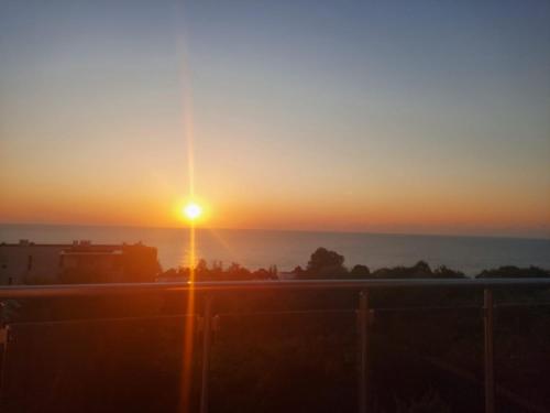een zonsondergang vanaf het dak van mijn appartement bij Прекраснные апартаменты с панорамным видом на море in Byala