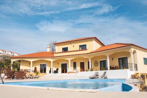 une grande maison avec une piscine en face de celle-ci dans l'établissement Boutique Hotel Serena Vista, à Pragança