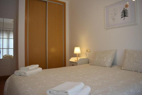 a bedroom with a bed with two towels on it at El Paraiso in Tragacete