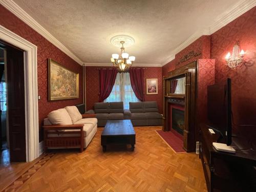 ein Wohnzimmer mit einem Sofa und einem Tisch in der Unterkunft THE RED STAR ROOM B in Niagara Falls