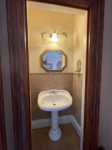 y baño con lavabo blanco y espejo. en THE RED STAR ROOM B, en Niagara Falls