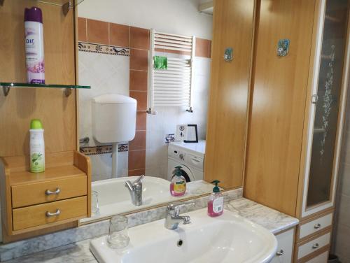 A bathroom at Checchi House