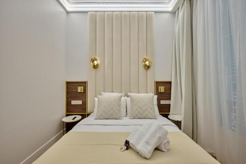 une chambre d'hôtel avec deux lits et une fenêtre dans l'établissement Apartment Matignon by Studio prestige, à Paris