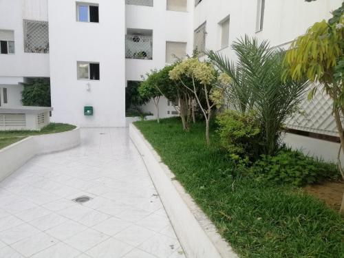 an empty sidewalk in front of a building at Ahlem palmeraies résidence in La Marsa