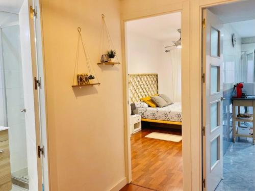 a hallway leading to a bedroom with a bed at Apartamento ABRIL en el Centro de Getafe in Getafe