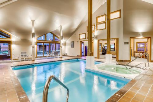 a large indoor pool with a hot tub and a spa at Trail Creek 62 in Killington