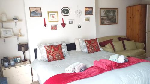 Un dormitorio con una cama con una manta roja. en Littlebeck en Danby