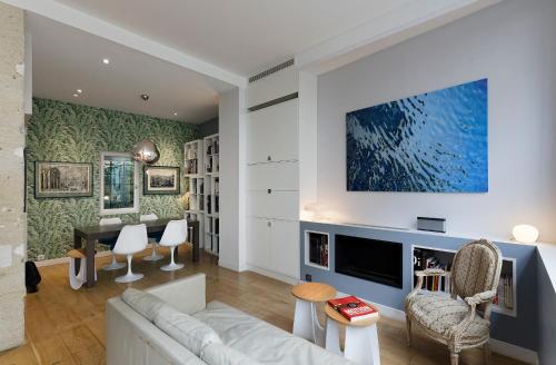 un salon avec un canapé blanc et une table dans l'établissement 4-bedroom apartment in Latin Quarter, à Paris