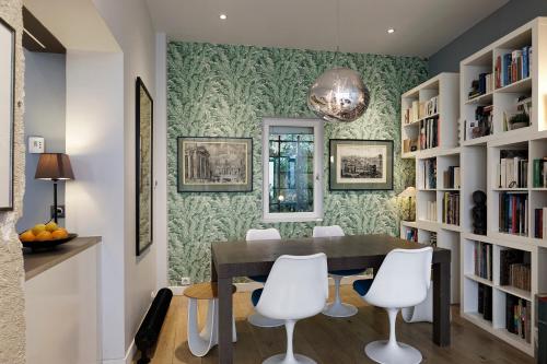 une salle à manger avec une table et des chaises blanches dans l'établissement 4-bedroom apartment in Latin Quarter, à Paris