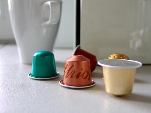 three different colored cups sitting on a counter at Apartment BEIGE Exclusive in Piekary Śląskie