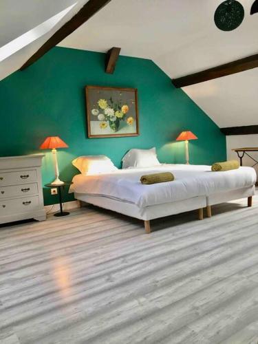 une chambre avec un grand lit et un mur végétal dans l'établissement Charmant havre de paix à la campagne, à Jouarre