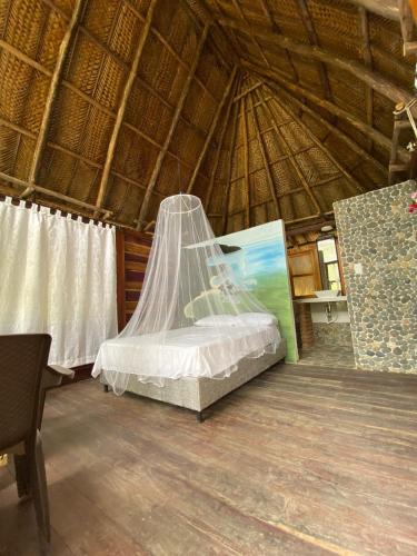 1 dormitorio con 1 cama con mosquitera en Ecohab - Ciudad perdida, en Santa Marta