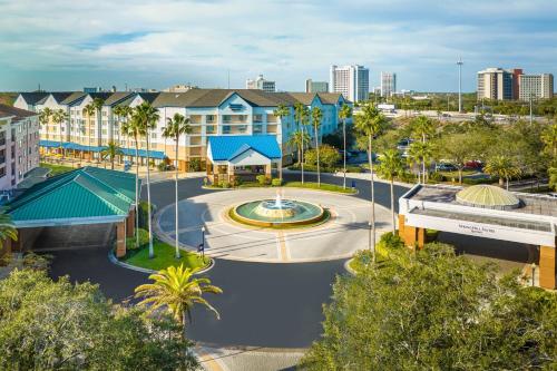 uma vista aérea de um resort com uma fonte em Fairfield Inn & Suites by Marriott Orlando Lake Buena Vista in the Marriott Village em Orlando