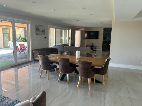 Μια τηλεόραση ή/και κέντρο ψυχαγωγίας στο Luxury accomodation in West Vancouver