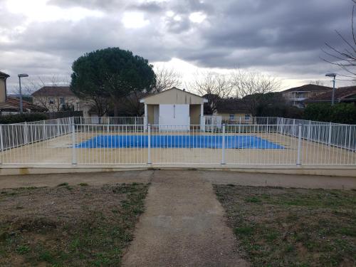 une clôture en face d'une piscine dans l'établissement les lys magiques, à Carcassonne