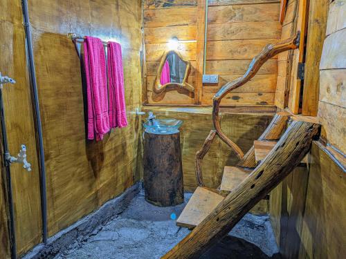 錫吉里亞的住宿－Wooden Cabana Sigiriya，一间带水槽和垃圾桶的浴室