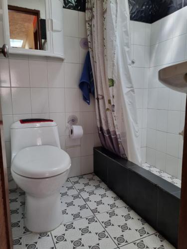 Ένα μπάνιο στο Habitaciones en Apartamento de las Flores