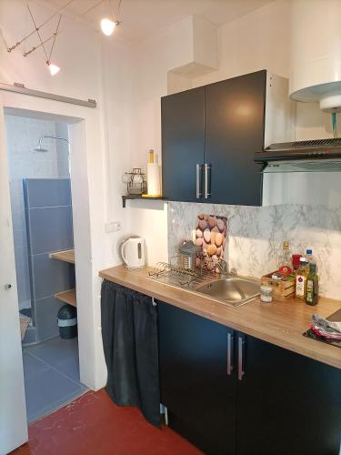 une cuisine avec un évier et un plan de travail dans l'établissement Studio Intra-Murros 