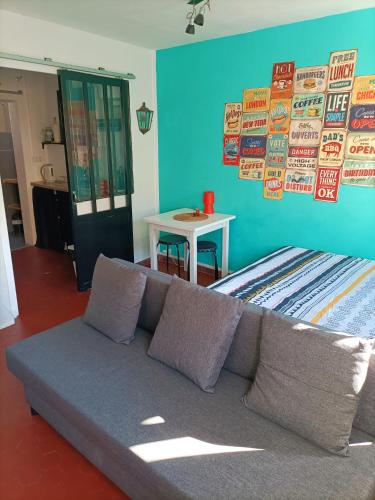 - un canapé dans une chambre dotée d'un mur bleu dans l'établissement Studio Intra-Murros 