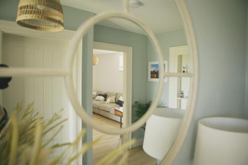 espejo en una habitación con cama en un dormitorio en Ocean Breeze en Cork