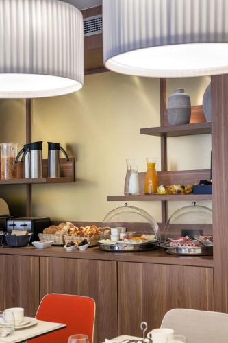un buffet avec des assiettes de nourriture sur une table dans l'établissement Hotel des Nations Saint Germain, à Paris