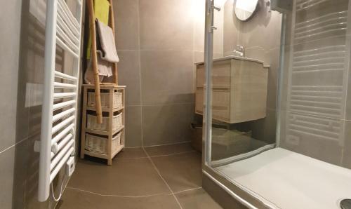une salle de bain avec une cabine de douche en verre et des paniers dans l'établissement Villa à Biarritz avec une terrasse un SPA et parking, à Biarritz