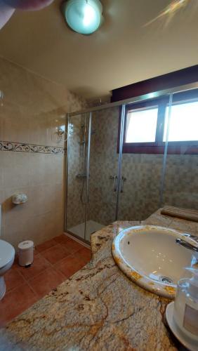y baño con ducha, lavabo y bañera. en El Mirador de Molinos, en Molinos de Duero