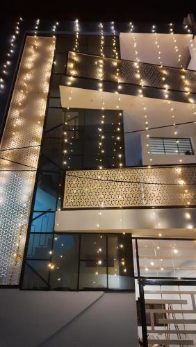 un edificio con luces en el lateral. en Advaitam, en Ujjain