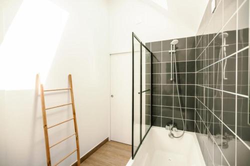 une salle de bain avec une douche avec une porte vitrée dans l'établissement Loft du Pain avec SPA privatif, à Druye