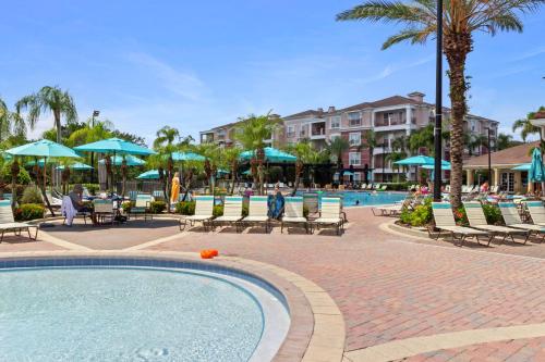 una piscina in un resort con sedie e ombrelloni di Executive 3 Bedroom Villa at Universal a Orlando