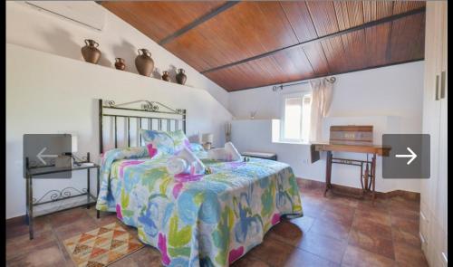 a bedroom with a bed and a desk in it at Casa la limosna in Setenil