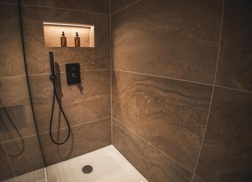 ein Bad mit einer Duschkabine und einer Dusche in der Unterkunft Gasthof Zantl in Bad Tölz