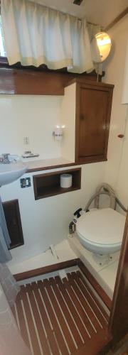łazienka z toaletą i łóżko w pokoju w obiekcie Nuit insolite vedette "Pearce" Arles w mieście Arles