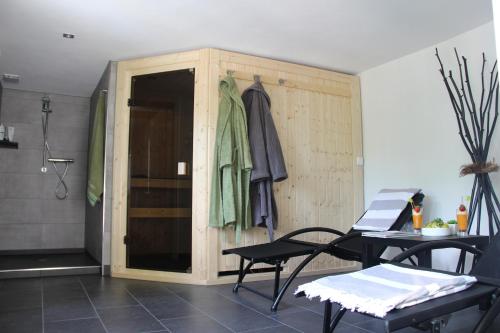 ein Zimmer mit 2 Stühlen und einem Schrank mit Kleidung in der Unterkunft Sallinghaus in Eslohe
