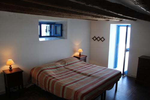 ストロンボリにあるCa Marinaのベッドルーム1室(ベッド1台、テーブルにランプ2つ付)