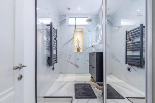 uma casa de banho com um chuveiro e um lavatório. em Renovated Apt Min. from Beach/Palais - 30m2 Terrace em Cannes