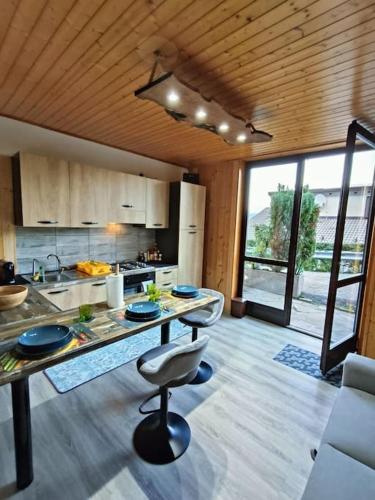 una cucina con tavolo e sedie in una stanza di Appartamento lake-side a Calceranica al Lago