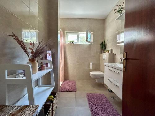 y baño con aseo y lavamanos. en Apartments Korta en Račišće