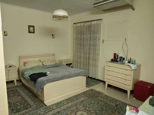 Ένα ή περισσότερα κρεβάτια σε δωμάτιο στο one master bedroom in a shared apartment