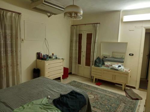 Kama o mga kama sa kuwarto sa one master bedroom in a shared apartment