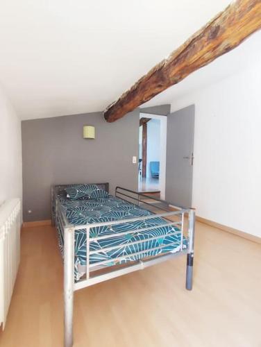 - une chambre avec un lit en métal dans l'établissement Le Camarguais, à Saint-Gilles