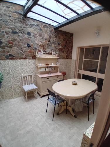 a kitchen with a table and chairs and a sink at T3 1 andar Avenida Ref 003 in Tavira