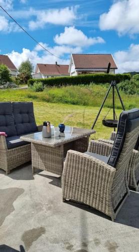 Posezení v ubytování Moderne hus med 5 soverom og 2 bad på Hidra