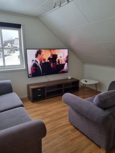 TV a/nebo společenská místnost v ubytování Moderne hus med 5 soverom og 2 bad på Hidra