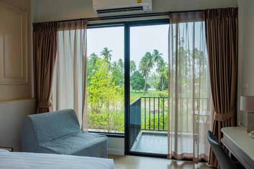 Postel nebo postele na pokoji v ubytování Wellington Hotel Prachuapkhirikhan