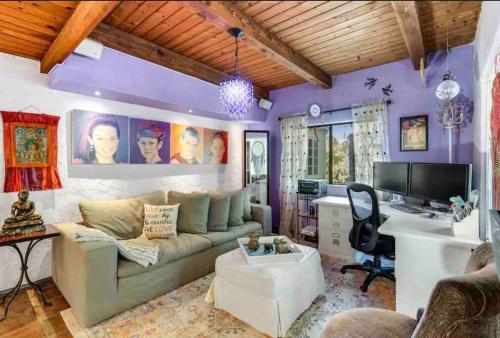 sala de estar con sofá y escritorio en Boho Chic Malibu Retreat Estate Salt Pool + Yoga, en Malibú