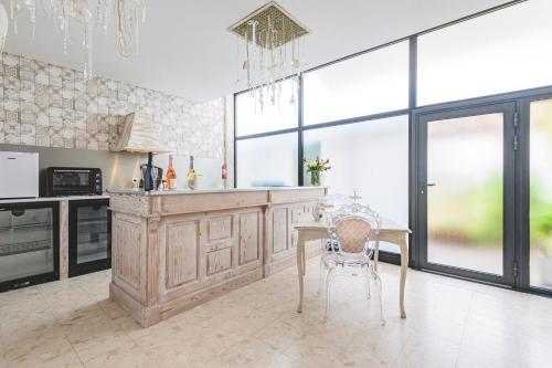 une cuisine avec un comptoir, une table et des chaises dans l'établissement La Dolce Vita à Epernay, à Épernay