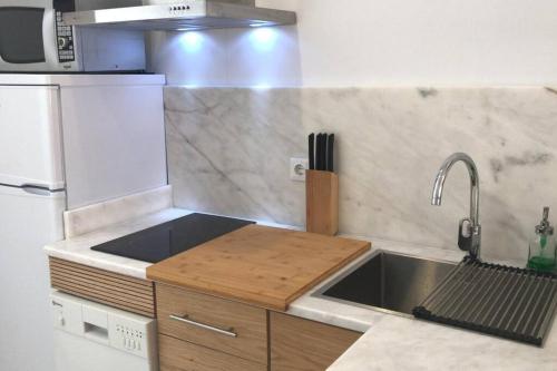 a kitchen with a sink and a refrigerator at Estudio moderno, coqueto, céntrico y muy funcional in Tarifa