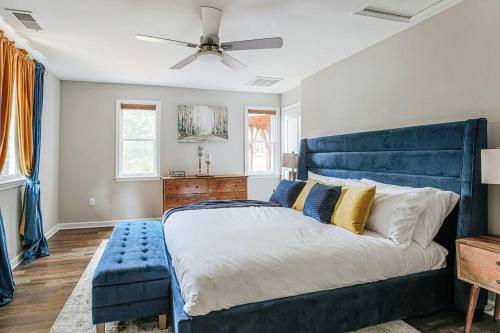 - un lit bleu avec un banc bleu dans une chambre dans l'établissement Harmony Ridge Hideaway: mountain retreat w/hot tub, à Front Royal