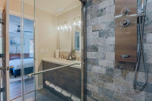 La salle de bains est pourvue d'une douche, d'un lavabo et d'une baignoire. dans l'établissement Harmony Ridge Hideaway: mountain retreat w/hot tub, à Front Royal